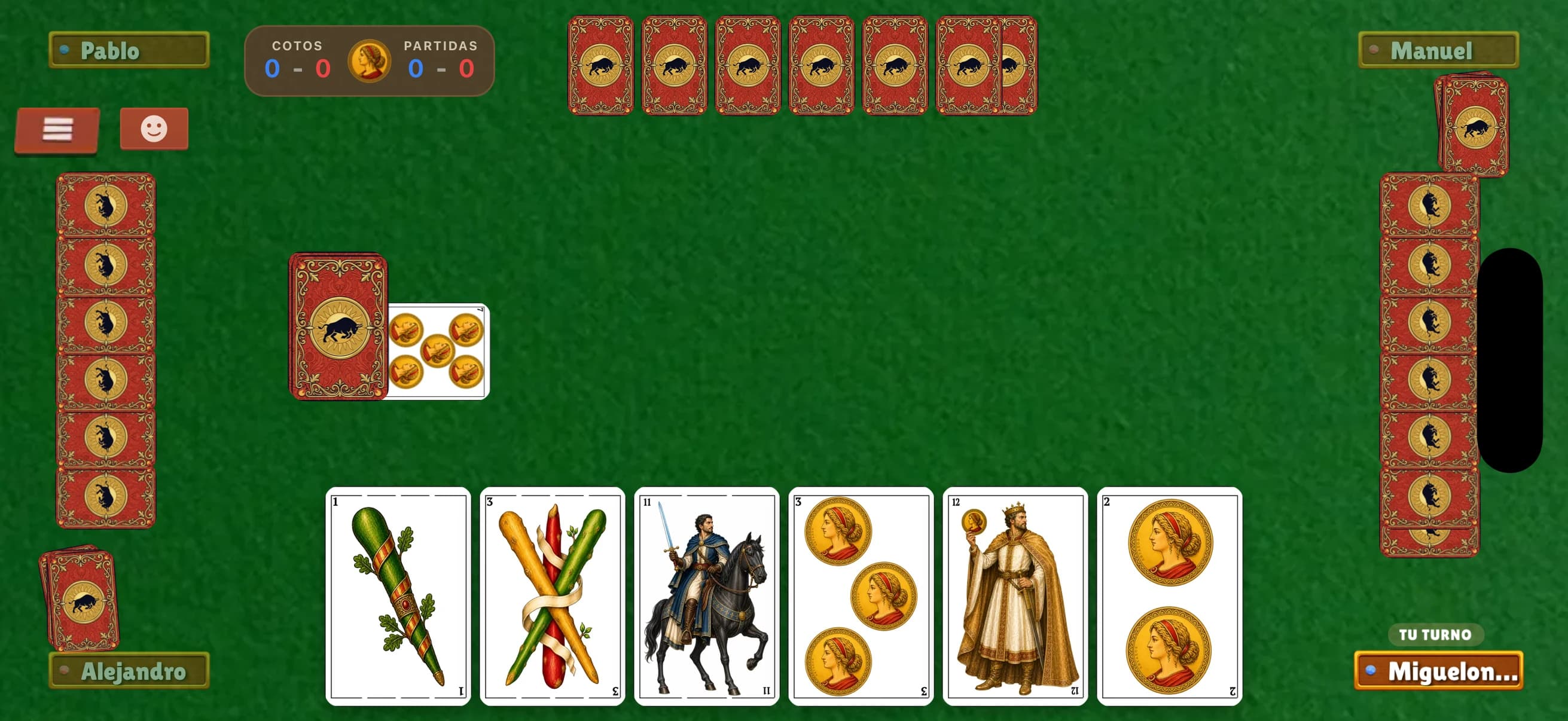 Partida real de Guiñote+ con cuatro jugadores, seis cartas en la mano, marcador de cotos y partidas, mazo y carta de triunfo descubierta